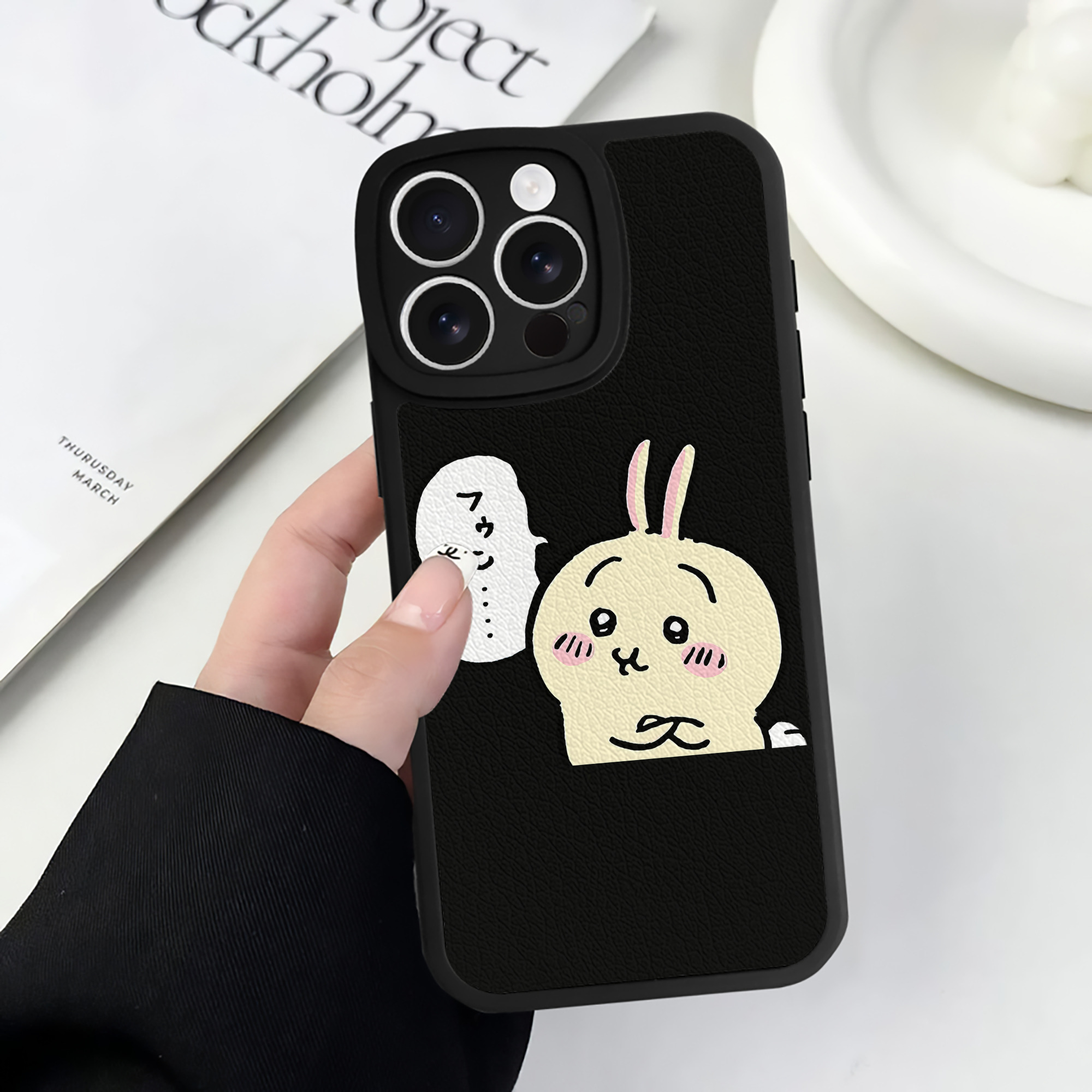 （画像用） ちいかわ うさぎ Chii-kawa usagi 【iPhone 16シリーズ対応】シリコンスマホケース（レザー調） 材質：シリコン